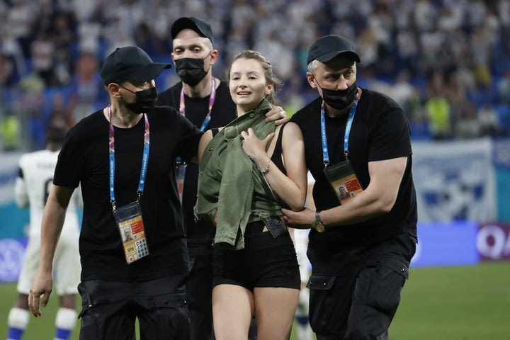 Euro 2020, Φινλανδία – Βέλγιο: Γυναίκα εισέβαλε στον αγωνιστικό χώρο