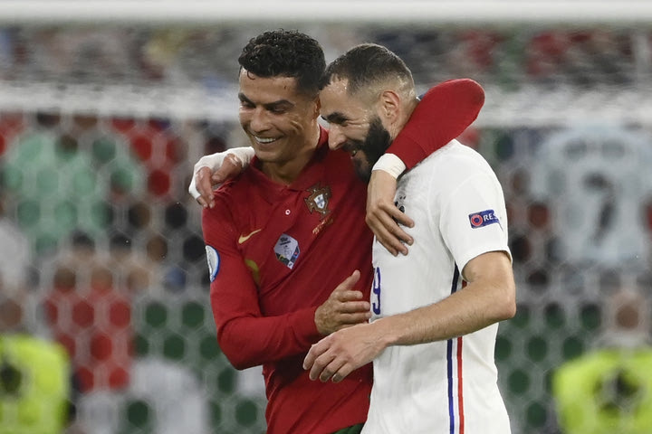 Euro 2020, Πορτογαλία – Γαλλία: Ρονάλντο και Μπενζεμά αντάλλαξαν φανέλες στο φινάλε του ημιχρόνου