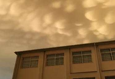 Απόκοσμο φαινόμενο στη Λάρισα: Σύννεφα mammatus κάλυψαν τον ουρανό – Τι είναι και τι προμηνύουν