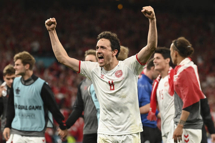 Euro 2020: Δανός φίλαθλος πέταξε το πηλίκιό του στο γήπεδο και το πήρε πίσω γεμάτο υπογραφές