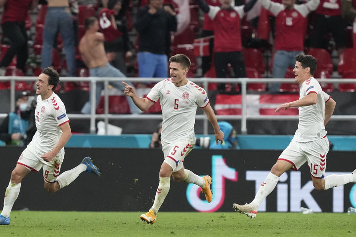 Ο ανοιχτός δρόμος της Δανίας και το χαμηλό εμπόδιο για τους Ιταλούς