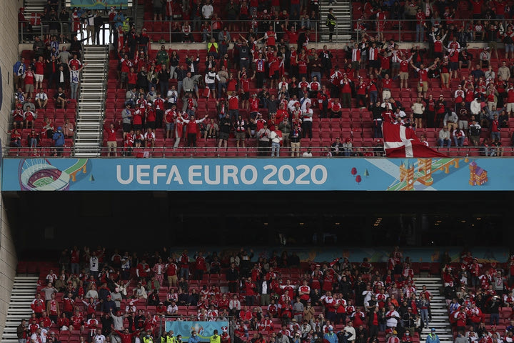 Το Parken Stadium τραγουδούσε για τον Έρικσεν σε μία συγκινητική στιγμή
