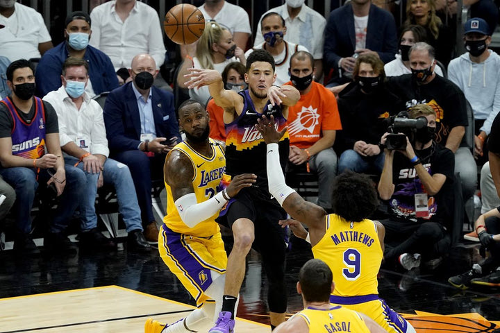 Οι Σανς πάτησαν με 115-85 τους Λέικερς στο Game 5
