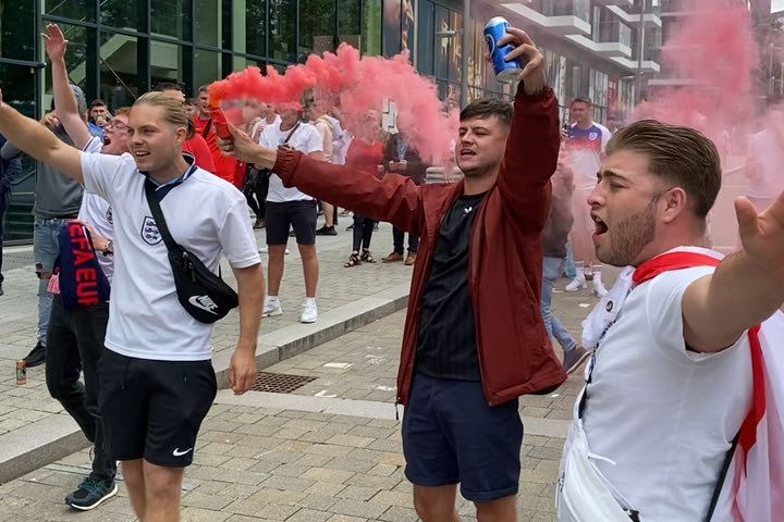 To SPORT24 στο Γουέμπλεϊ: Πανζουρλισμός από τους Άγγλους τέσσερις ώρες πριν από το ματς με τη Γερμανία