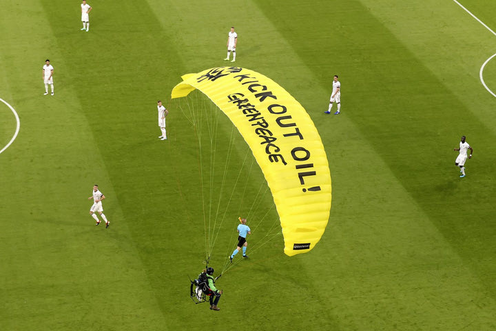 Euro 2020, Γαλλία – Γερμανία: Εισβολέας της Green Peace προσγειώθηκε στο γήπεδο