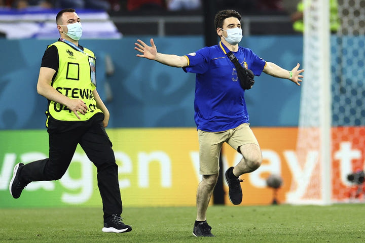 Euro 2020, Γαλλία – Ελβετία: Εισβολέας διέκοψε την αναμέτρηση