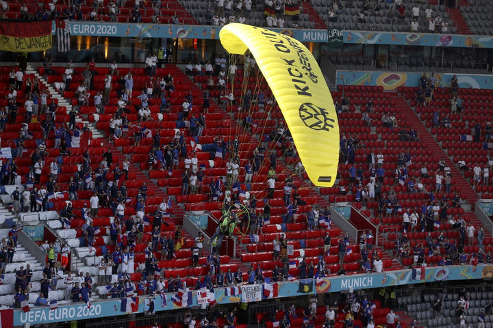 Euro 2020: Η Greenpeace απολογήθηκε για τον αλεξιπτωτιστή εισβολέα στο Γερμανία – Γαλλία