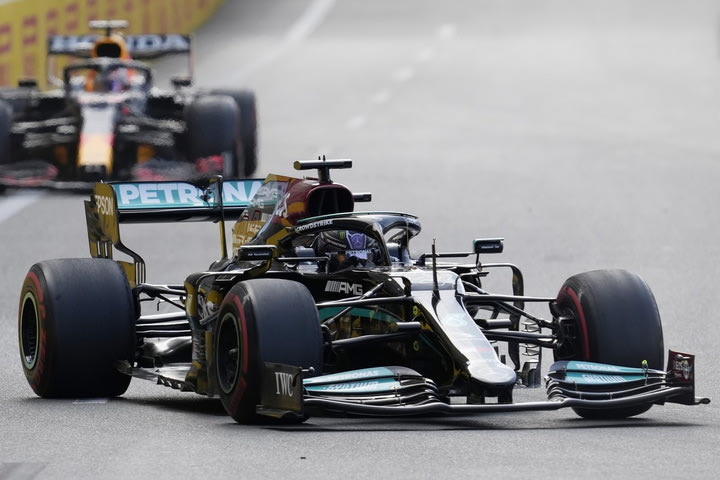 Ο Χάμιλτον έχασε τα φρένα στην επανεκκίνηση του αγώνα και έπεσε 16ος