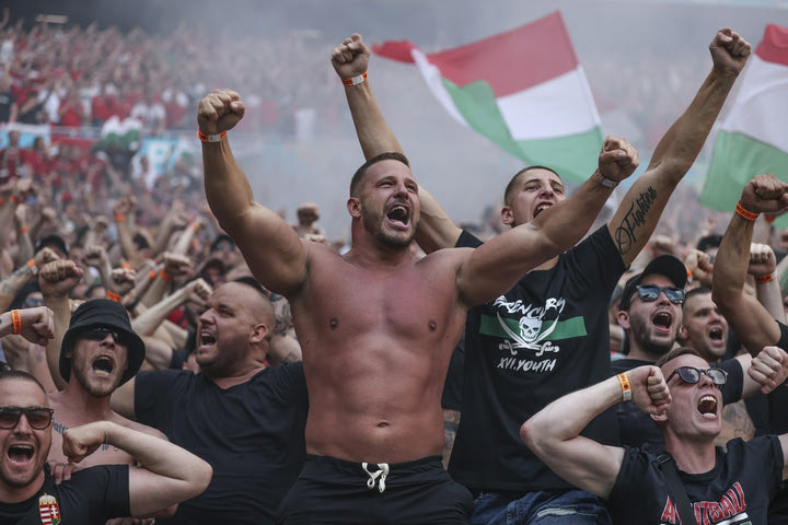 Euro 2020: Στο μικροσκόπιο της UEFA ρατσιστικά συνθήματα και ομοφοβικό πανό στα ματς της Ουγγαρίας