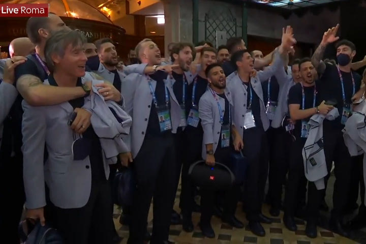 Euro 2020: Οι παίκτες της Ιταλίας τραγούδησαν μαζί με οπαδούς στο ξενοδοχείο της ομάδας