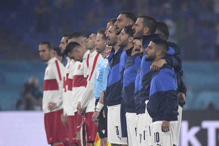 Euro 2020: Με τηλεκατευθυνόμενο έφτασε η μπάλα για τη έναρξη του Τουρκία – Ιταλία