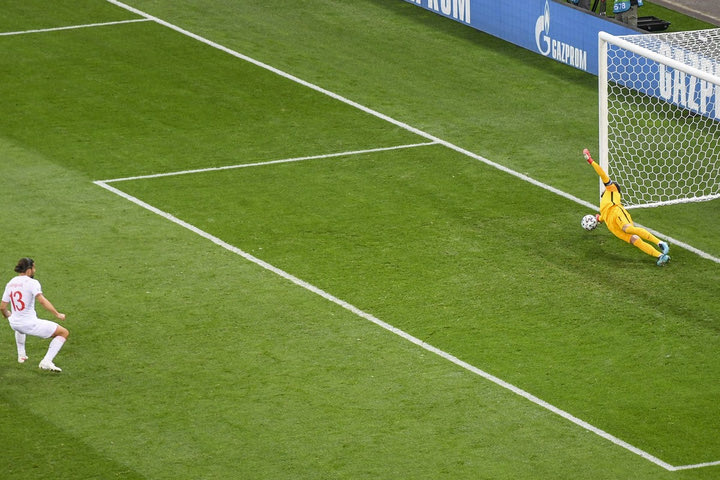 S24, Euro 2020, Γαλλία – Ελβετία: Ο Λιορίς κράτησε ζωντανή τη Γαλλία αποκρούωντας πέναλτι μέσω VAR του Ροντρίγκες