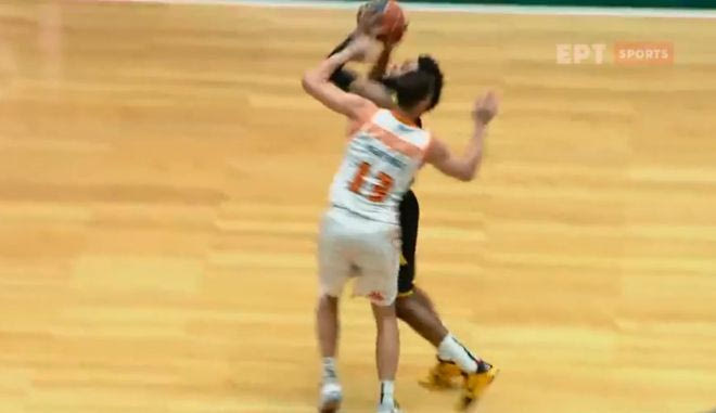 Προμηθέας – ΑΕΚ: Το φάουλ πάνω στο Μέικον στα 3.7″