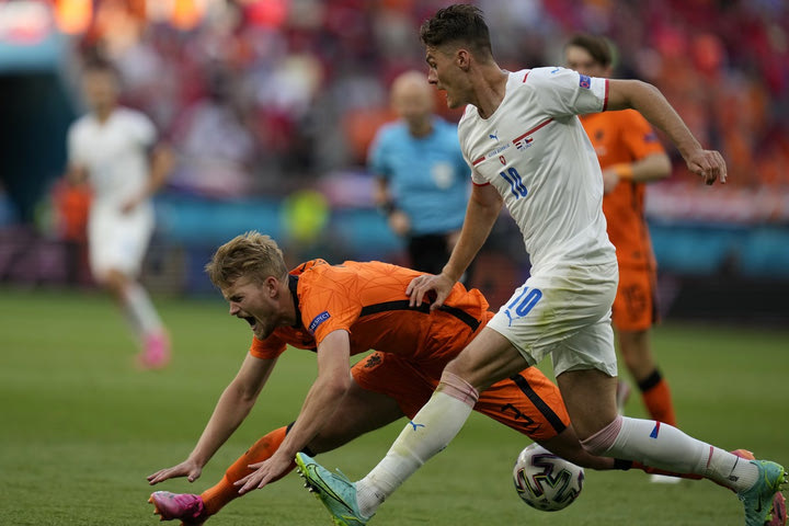 S24, Euro 2020, Ολλανδία – Τσεχία: Αποβλήθηκε μέσω VAR ο Ντε Λιχτ για χέρι που σταμάτησε προφανή ευκαιρία για γκολ