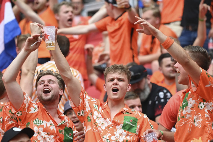 Euro 2020: Η UEFA διαψεύδει την απαγόρευση σημαιών στα χρώματα του ουρανίου τόξου στη Βουδαπέστη
