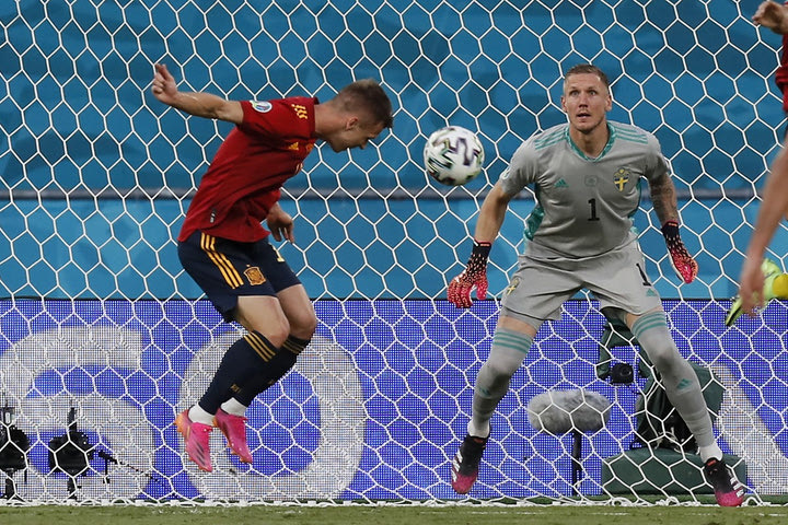 Euro 2020, Ισπανία – Σουηδία: Η επέμβαση του Όλσεν στην κεφαλιά του Όλμο