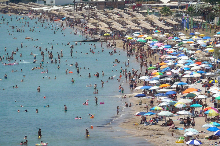Ερχονται εμβολιασμοί από κινητές ομάδες σε πλατείες και πλαζ για τους νέους