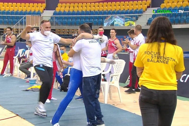 Ο Λευτέρη Πετρούνιας πανηγύρισε το χρυσό και την πρόκριση σηκώντας τον προπονητή του στον αέρα