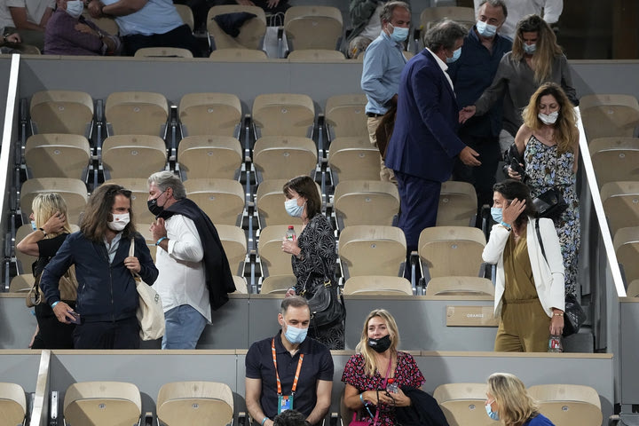 Roland Garros: Προσωρινή διακοπή στο ματς Τζόκοβιτς – Μπερεντίνι για να φύγει ο κόσμος από τις εξέδρες