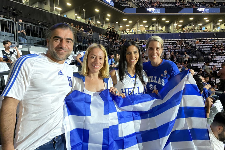 Νετς – Μπακς Game 7: Απίθανες εικόνες από την ελληνική εξέδρα για τον Γιάννη Αντετοκούνμπο στο Barclays Center