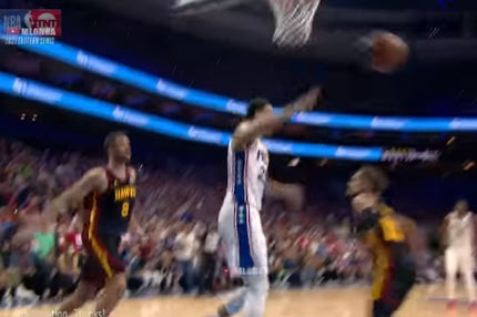 Κράξιμο σε Μπεν Σίμονς επειδή είχε ελεύθερο κάρφωμα και πάσαρε στην 4η περίοδο