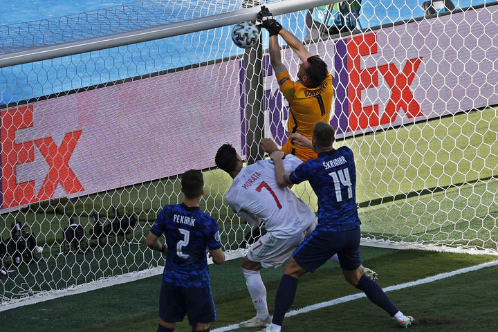 S24 Euro 2020, Σλοβακία – Ισπανία: Ο τερματοφύλακας, Μάρτιν Ντουμπράβκα, κάρφωσε την μπάλα στα δίχτυα της ομάδας του