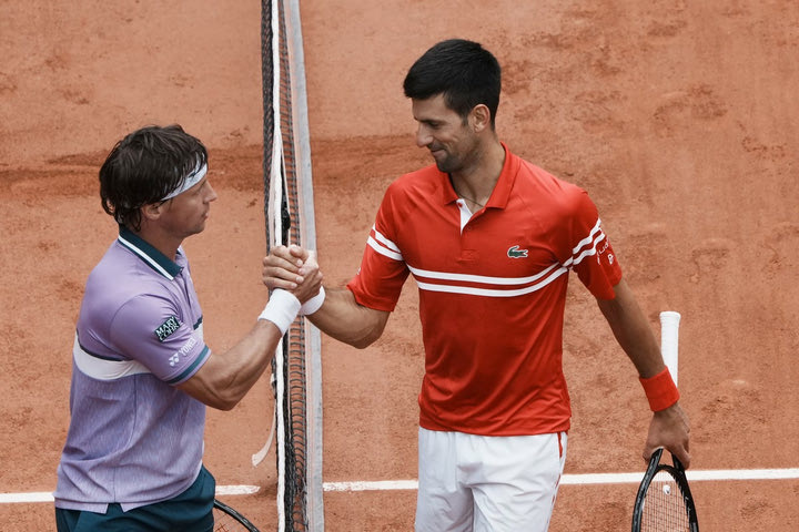 Roland Garros: Με σβηστές τις μηχανές στους “16” ο Τζόκοβιτς