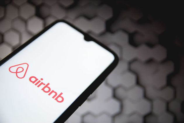 Airbnb: Πλήρωσε αποζημίωση 7 εκ. δολαρίων σε τουρίστρια που βιάστηκε σε κατάλυμά της