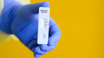 Με χρέωση εντός ημερών τα μέχρι τώρα δωρεάν self tests; Τι ανακοίνωσαν οι Φαρμακοποιοί (και το ερώτημα: ποιος θα τα πληρώνει αν είναι υποχρεωτικά;)