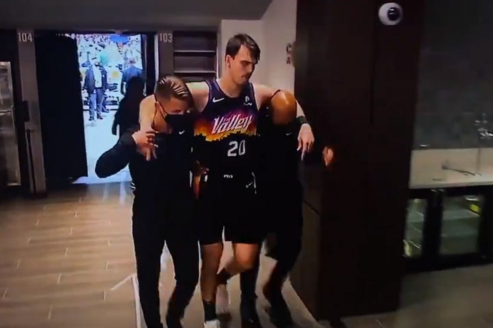 NBA Finals: Οι Σανς έχασαν τον Ντάριο Σάριτς νωρίς στο Game 1 των τελικών με τους Μπακς