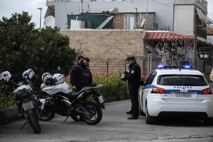 Παγκράτι: Η ιατροδικαστική έδειξε δολοφονία – Χειροπέδες στη σύζυγο 8 μήνες μετά το έγκλημα που ήθελε να “περάσει” ως φυσιολογικό θάνατο