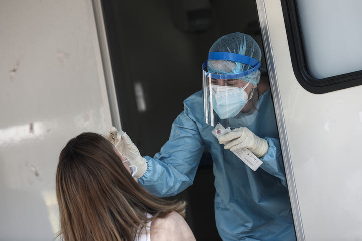 Ποιοι εργαζόμενοι πρέπει πλέον υποχρεωτικά να κάνουν δύο τεστ – ένα self και ένα rapid – κάθε εβδομάδα