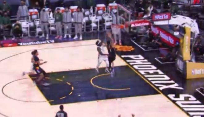 NBA Finals, Σανς – Μπακς: Ασύλληπτο chasedown block από τον Χόλιντεϊ στον Μπούκερ