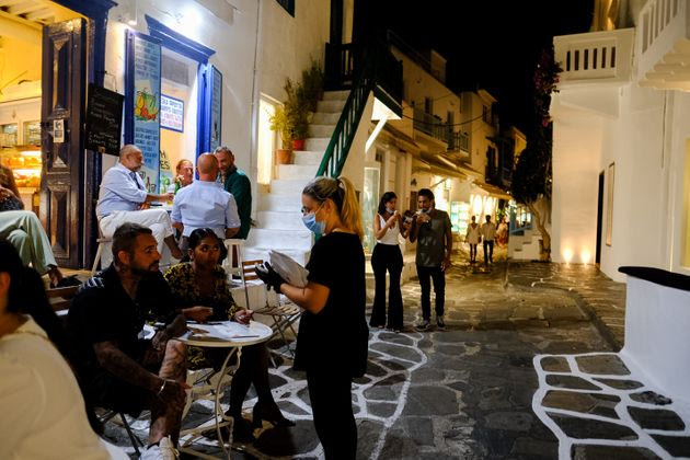 Καλοκαιρινός «πονοκέφαλος»: Σε ποια νησιά στρέφει το βλέμμα της η κυβέρνηση μετά την Μύκονο