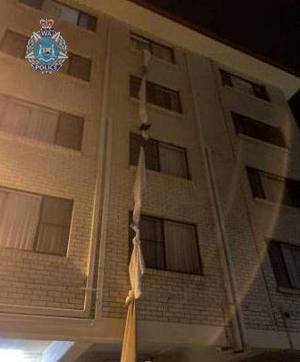 Απόδραση από τον 4ο όροφο ξενοδοχείου καραντίνας με σκοινί από σεντόνια (στη χώρα που ο μισός πληθυσμός βρίσκεται σε lockdown)