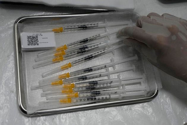 Εμβόλιο κορονοϊόυ: Δύο καθηγητές του ΕΚΠΑ διαλύουν τους μύθους