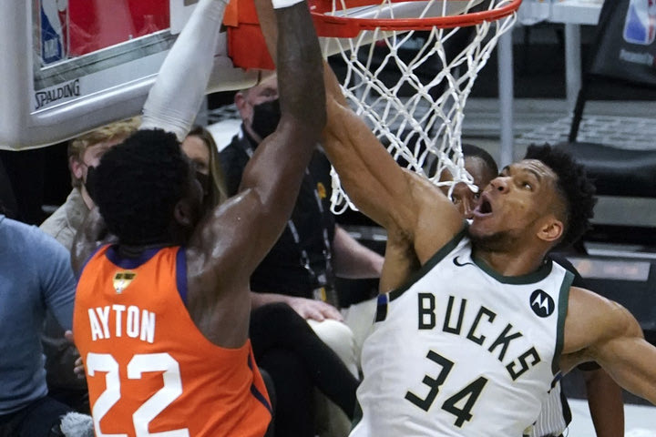 NBA Finals: Η τάπα του Αντετοκούνμπο στον Έιτον σε πέντε γλώσσες