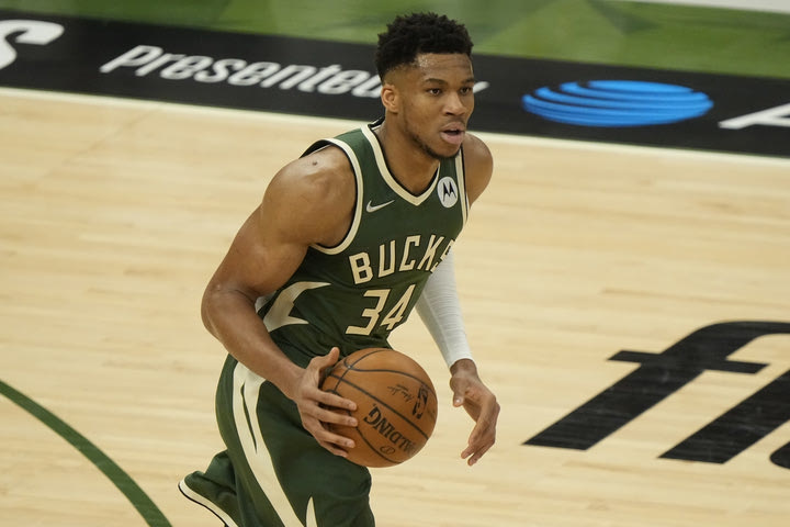 NBA Finals: Εξαιρετικά αμφίβολος ο Αντετοκούνμπο για το Game 1 των Σανς με τους Μπακς