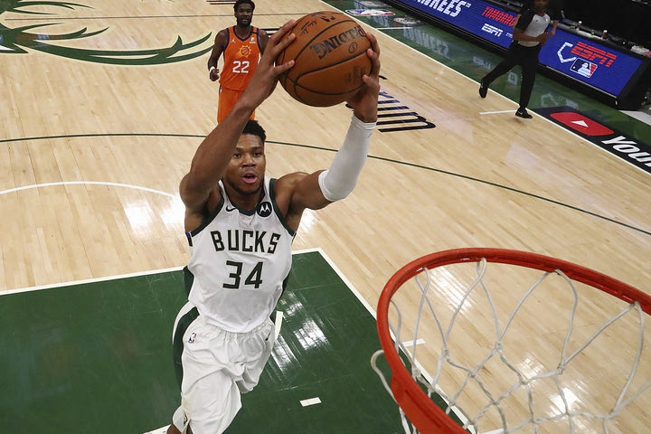 NBA Finals, Μπακς – Σανς 109-103: Αντετοκούνμπο έκοβε, Μίντλετον έβαζε, επική νίκη του Μιλγουόκι για το 2-2 στη σειρά των τελικών