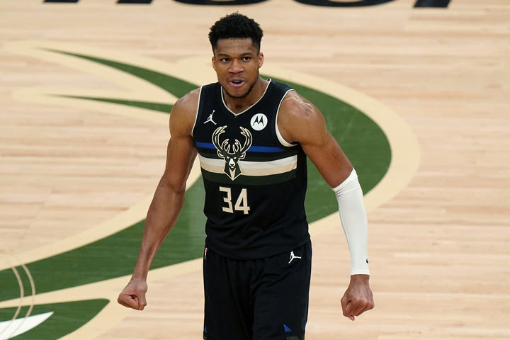 Γιάννης Αντετοκούνμπο: “Μετά το Game 5 με τους Σανς ήμουν τόσο αφυδατωμένος που χρειάστηκαν 45 λεπτά να βρουν φλέβα για να πάρω όρο”