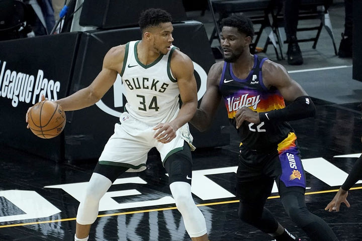 NBA Finals: Οδοστρωτήρας ο Γιάννης Αντετοκούνμπο στο ξεκίνημα του Game 1 των τελικών με τους Σανς