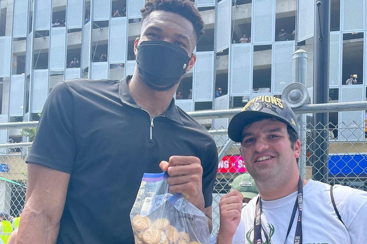 Αντετοκούνμπο: Εργαζόμενος των Μπακς έκλεψε κάποτε 3 μπισκότα από τον ρούκι Γιάννη και 8 χρόνια μετά του τα έδωσε πίσω με… τόκο