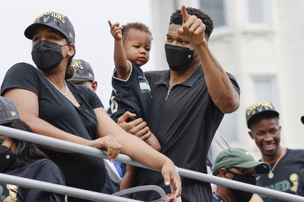 Γιάννης Αντετοκούνμπο: “Αν πριν από δέκα χρόνια μάς έλεγαν ότι θα είμαστε τρεις πρωταθλητές στην οικογένεια, δεν θα το πιστεύαμε”