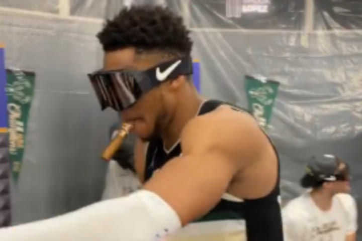 Γιάννης Αντετοκούνμπο: To video με το πούρο στα αποδυτήρια έγινε το πιο δημοφιλές στον λογαριασμό του ΝΒΑ στο Instagram