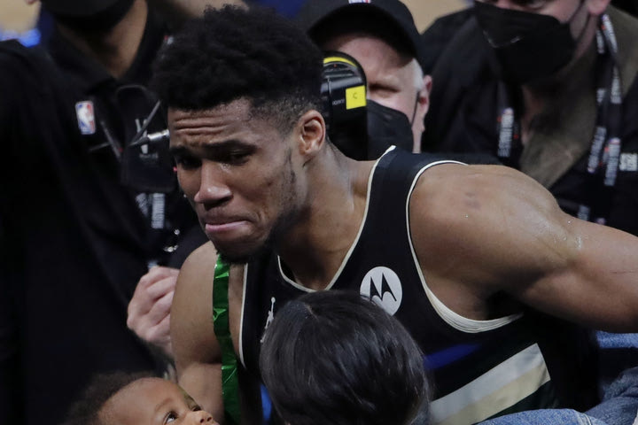 Ο πρωταθλητής Γιάννης Αντετοκούνμπο έγινε τραγούδι από τον αδερφό του