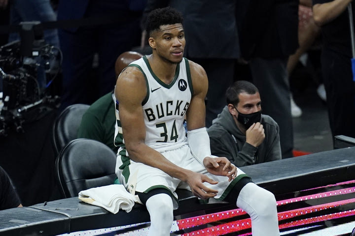NBA Finals: Η μοναξιά του Γιάννη, οι Πολ-Μπούκερ και η άμυνα των Μπακς που… μπάζει