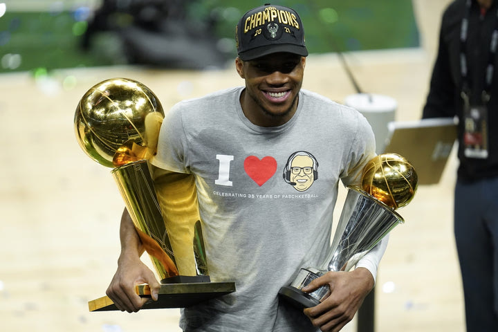 NBA Finals, Το μήνυμα του Γιάννη Αντετοκούνμπο για τους Έλληνες αποκλειστικά στο SPORT24: “Θέλω 100.000 κόσμο στο αεροδρόμιο το Σάββατο”