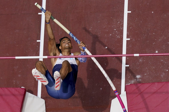 Ολυμπιακοί Αγώνες – Στίβος: Στον τελικό του επί κοντώ ο Καραλής, αποκλείστηκε ο Φιλιππίδης