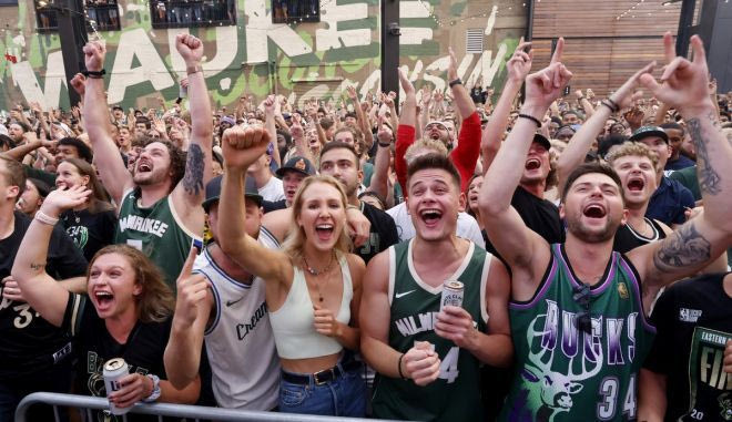 Τo SPORT24 ΖΩΝΤΑΝΑ στην αποθέωση του Αντετοκούνμπο: Το Μιλγουόκι “καίγεται” στην παρέλαση των Μπακς