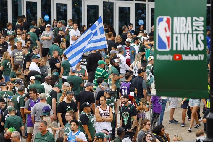 Αποστολή SPORT24 στο Μιλγουόκι: Πανζουρλισμός έξω από το Fiserv Forum